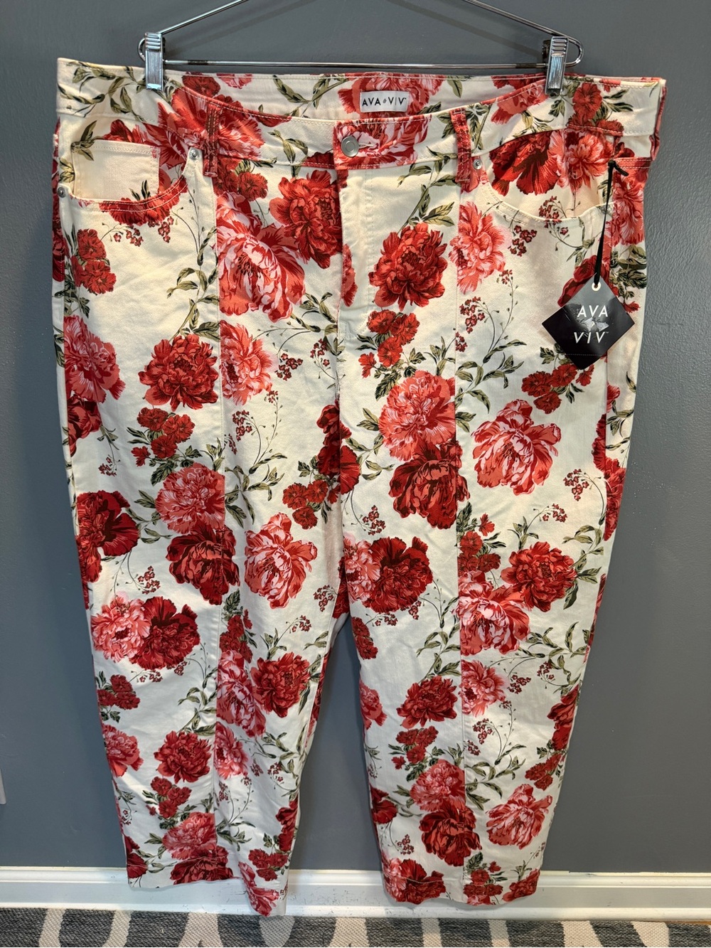 AVA & VIV CREAM COLORED JEANS WITH RED FLORAL PRINT SZ 26. NWT